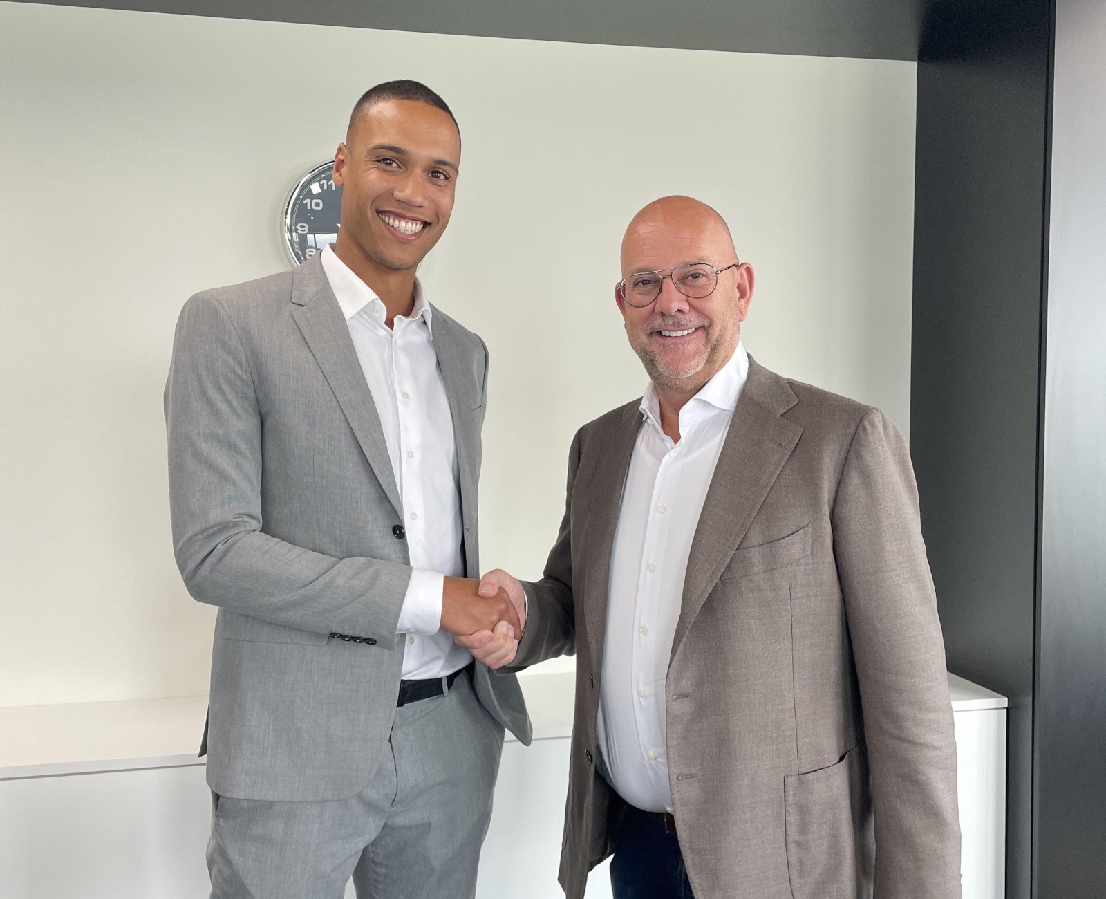 Janic Makizodila (L), CEO van Heyu Works en Frank van Gool (R), CEO van OTTO Holding, bezegelen de investering die OTTO doet in het innovatieve recruitment platform van Heyu Works.